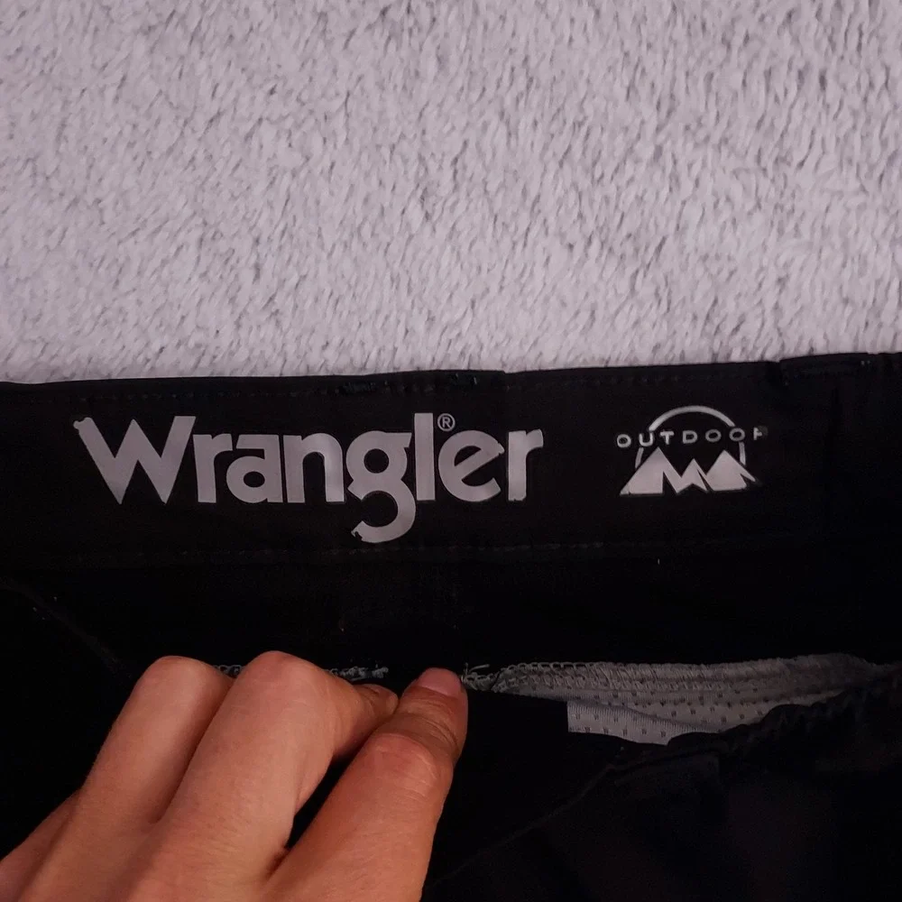 Wrangler Shorts Mens 32 Elastic Waist Outdoor Black Cargo Pocket Hiking Casual